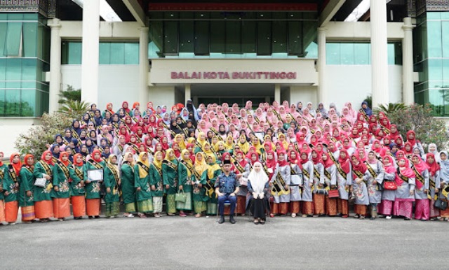 Walikota Bukittinggi Erman Safar bersama peserta wisuda sekolah keluarga angkatan ke III tahun 2021